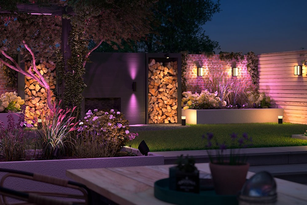 Garten mit Beleuchtung bei Nacht